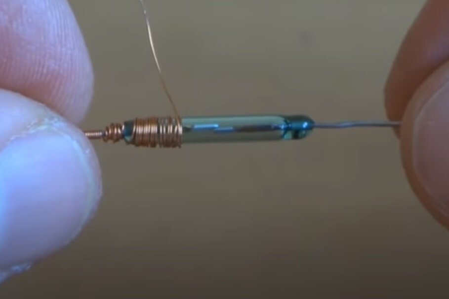 Геркон с самодельной катушкой из проволоки