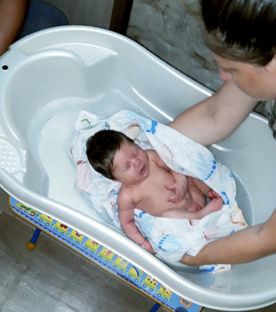 Первый день купания. Пуканье новорожденного. Ванночка для детей. Купание младенца. Купание грудничка.