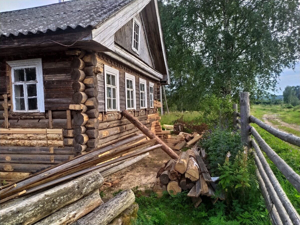 Старый деревенский бревенчатый дом