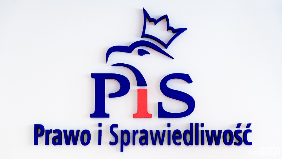 Логотип партии «Право и справедливость» (пол. Prawo i Sprawiedliwość, PiS). Фото: www.tvsudecka.pl