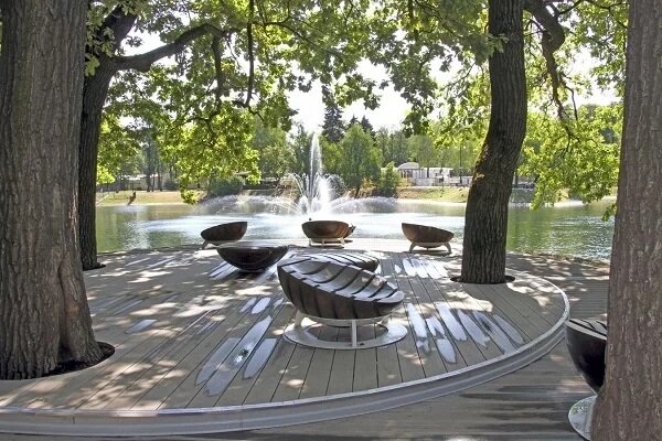 Как организовать благоустройство территории парка и города: виды выполняемых работ и декоративных элементов. Разновидности МАФ для парков и других зон.