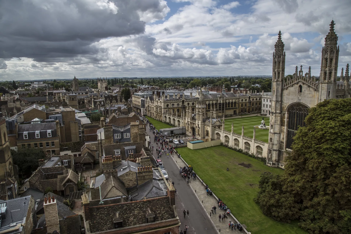 Университеты англии самые. Кембридж город в Великобритании. Кембриджский университет Великобритания. Кембридж Университетский город. Англия Оксфорд и Кембридж.