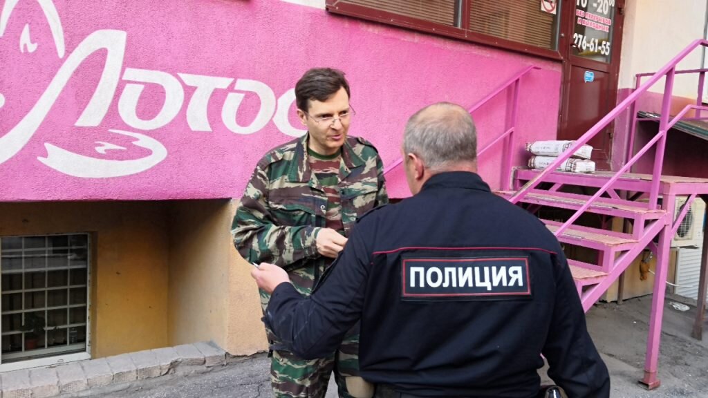 Павел Муосорин и сотрудник полиции.