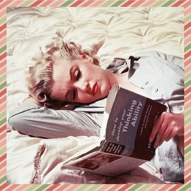 Мэрилин Монро за чтением