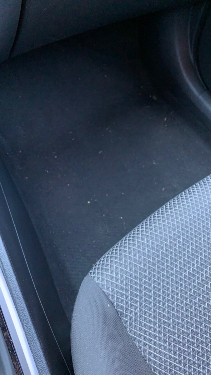 Отсутствует коврик под передним пассажирским сидением 