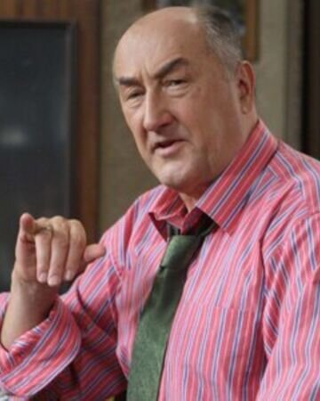 Народный артист России Борис Клюев умер на 77-м году жизни, сообщает ТАСС со ссылкой на заявление Малого театра, в котором служил актер. Причиной смерти стало тяжелое онкологическое заболевание.

Дата и место похорон пока не определены.

Борис Клюев родился в 1944 году. Он закончил Щепкинское училище, после чего в 1969 году пришел в Малый театр, в котором проработал всю жизнь.

Он был также художественным руководителем двух курсов ВТУ им. М. С. Щепкина и руководил кафедрой актерского мастерства.

Всего Клюев сыграл больше ста ролей в театре и кино. Самая известная его работа в кино - роль графа Рошфора в советской экранизации "Трех мушкетеров".

Популярность среди кинозрителей пришла к Клюеву с фильмом "ТАСС уполномочен заявить..." (1984), в котором он исполнил роль шпиона Трианона.

В 1986 году он сыграл графа Орлова в многосерийном фильме "Михайло Ломоносов".

Среди недавних ролей Бориса Клюева - Николай Петрович в комедийном сериале "Воронины".