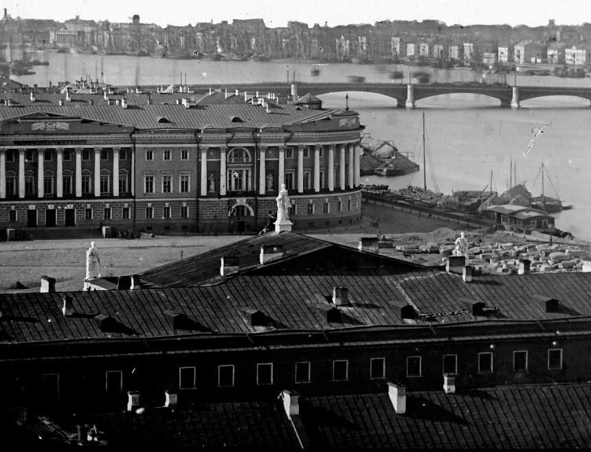 Скульптуры месяцев на западном фронтоне Адмиралтейства (фото 1850-х годов)
