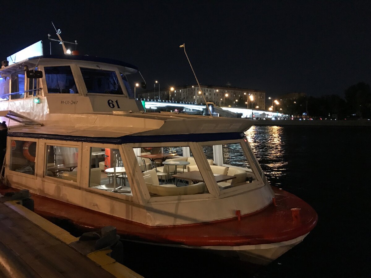 прогулочный теплоход москва