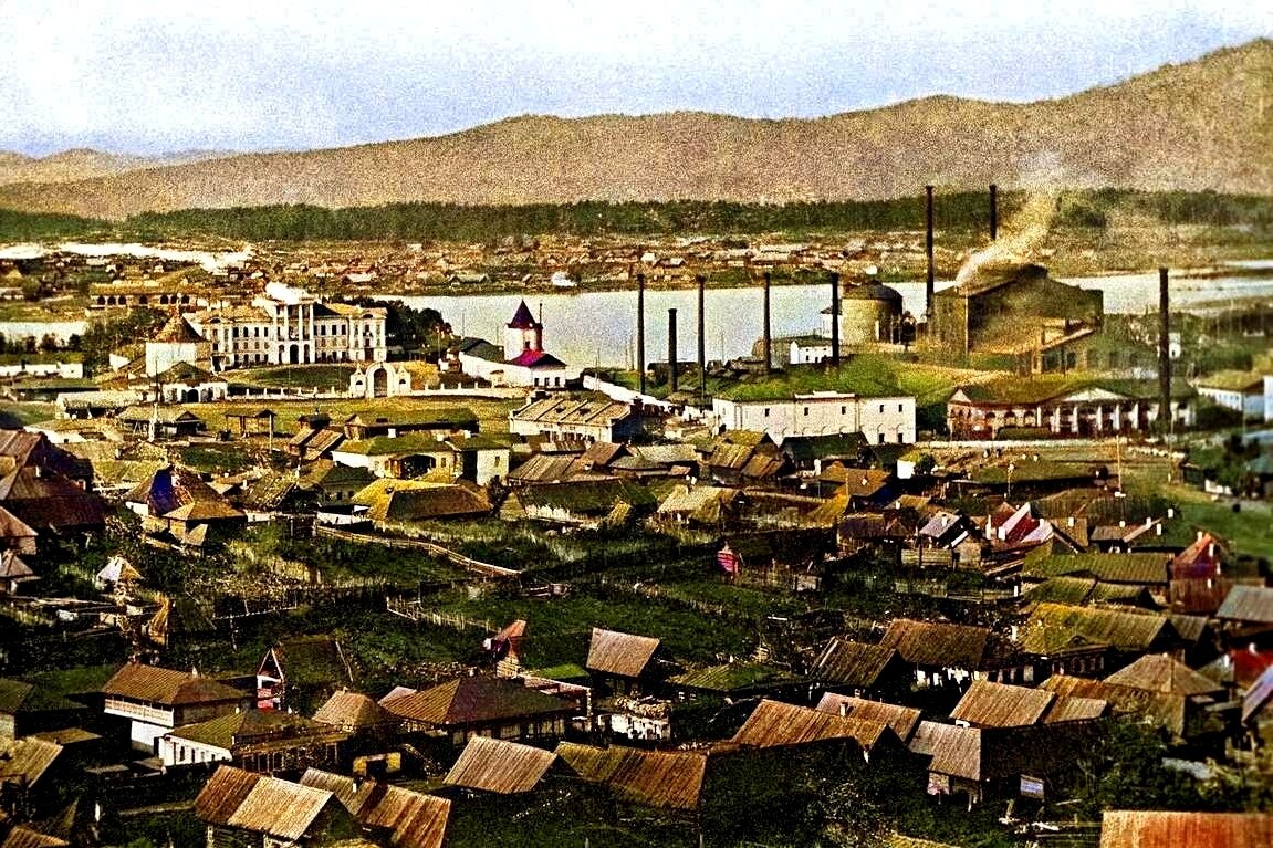 Панорама Кыштымского завода в начале XX века. Хорошо видно усадьбу Демидовых, заводской пруд и домны чугуноплавильного завода. Фотография из открытых источников
