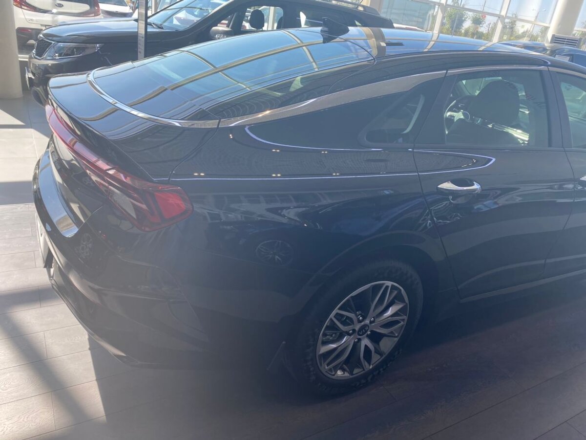 Интересная окантовка задней стойки.  Красиво смотрится задняя оптика через весь бампер в стиле " Ауди".  