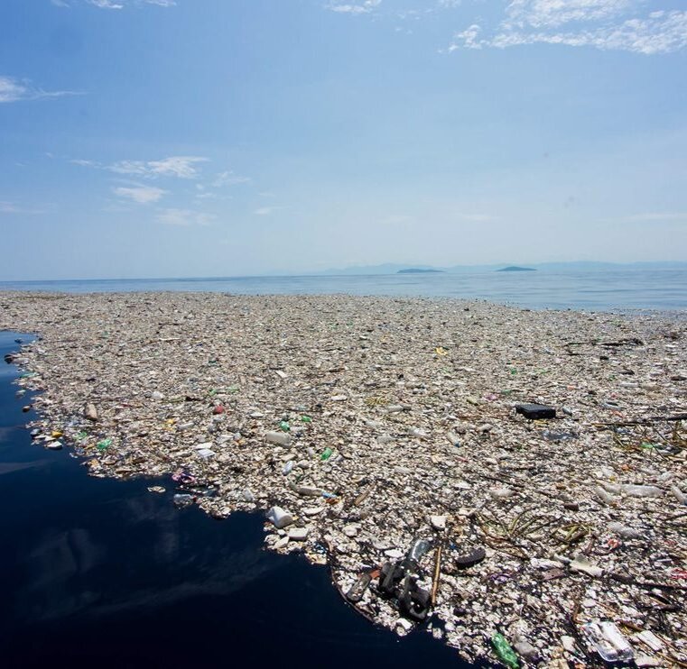 Остров из мусора, дрейфующий в океане