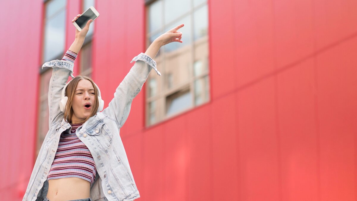 В рекомендациях тиктока появляются и ролики с песнями эпохи 80-х! Источник фото: 3873833, unsplash.com