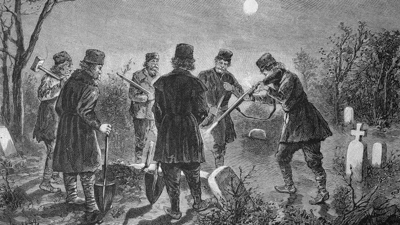 Группа мужчин избавляется от вампира на кладбище в Румынии в 1893 году, примерно в то время, когда некоторые жители Новой Англии эксгумировали тела, чтобы узнать, не является ли кто-нибудь из их умерших вампирами.