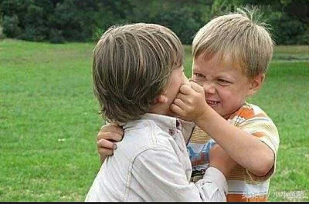 агрессивный ребенок. агрессивный ребенок на белом фоне. ребенок 5 лет дерется с родителями. семейная ссора. ребенок 5 лет дерется с родителями.