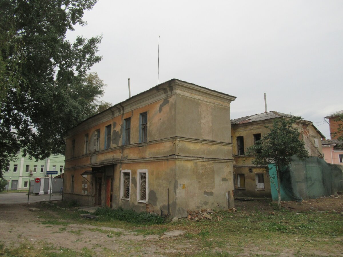 Дом номе 8 по Денисовскому переулку рядом с музейным кварталом в историческом центре города, вид сзади