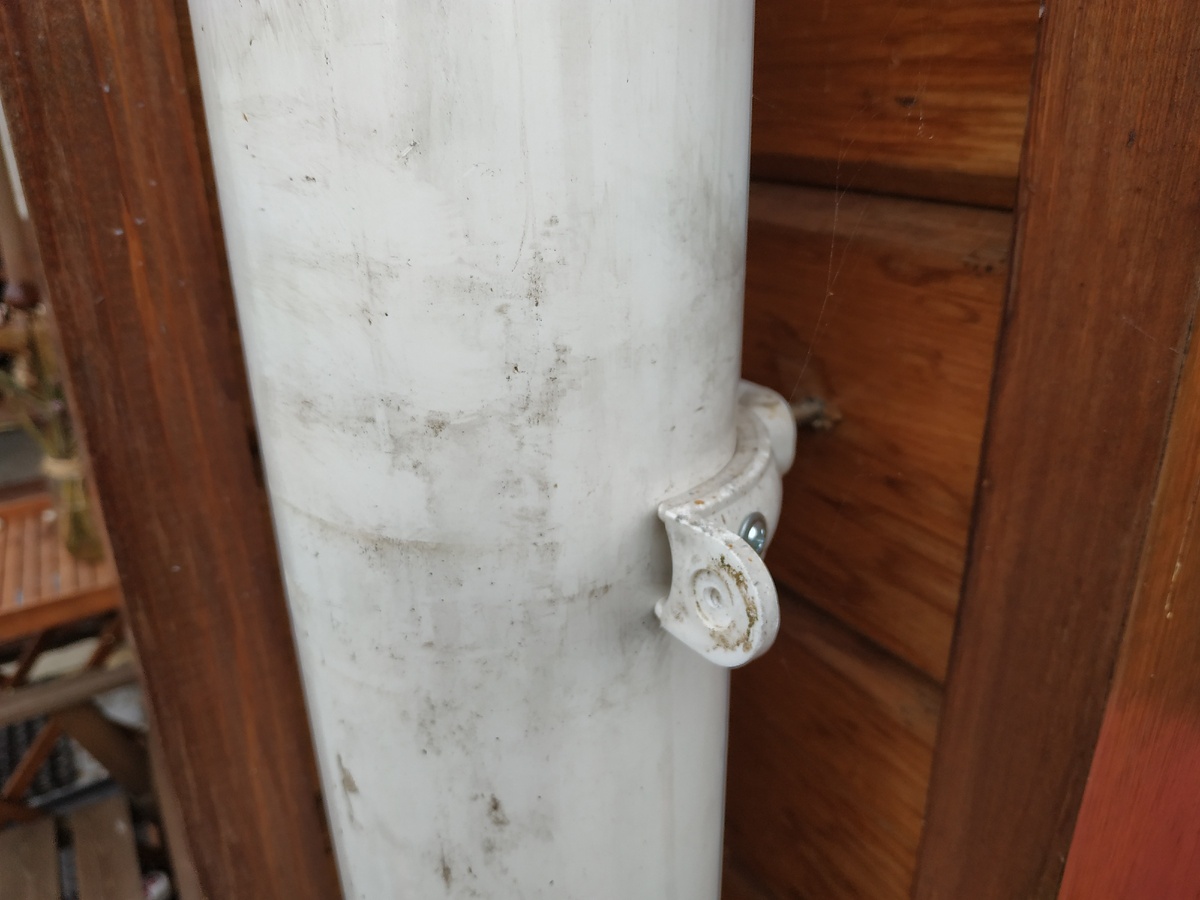 Т.к. не нашел аналога, пришлось использовать саморезы в местах крепления