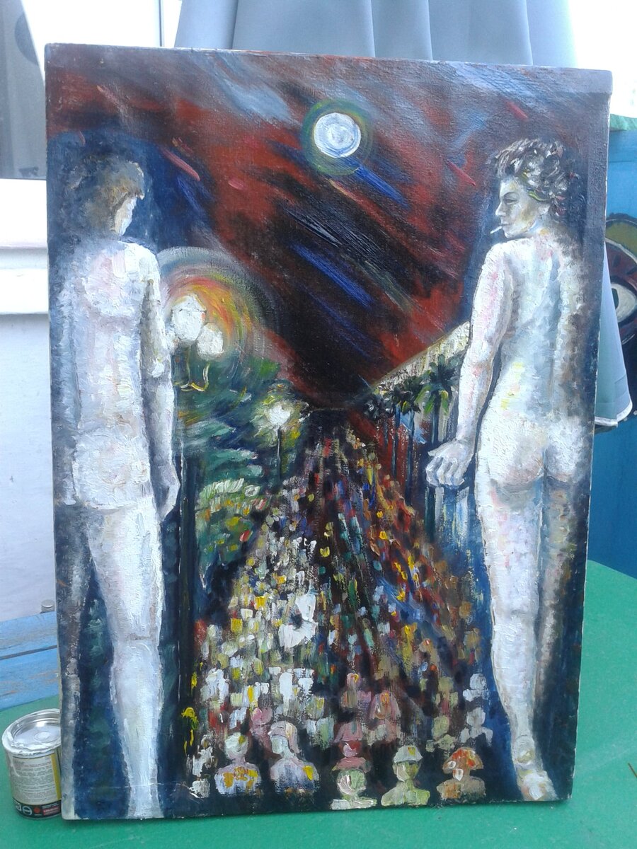 С начало, как известно, было слово. Затем появилась масса религий. Самые лучшие утвердились, заняли свой почетное место и начали пытаться переделать природу человека. Чтобы он возлюбил ближнего. Сложно судить, как это получается. И вот в 1515 году появился Томас Мор и написал произведение с идеальным государственным устройством. Его страна Утопия, стала нарицательной, как что –то несусветное. К такому идеалу люди не прейдут никогда в виду заложенной природой эгоизма. Затем появились марксисты, которые вместо утопии, предложили коммунизм. Появились соцобязательствая, которые я, чертыхаясь, писал на стэндах, проливая портвейн. Ну а там, наверху были убеждены, что народ раньше думают о Родине, затем о себе. И вместо здорового секса, перевыполняет план. Чем не Утопия? И, наконец, утопия, переходящая в извращение. Ну, это когда мужиков в трусах и без, хлещут по спине плеткой медсестры. Или те же мужики, накинув на голое тело плащи, бродят по улицам и периодически эти плащи, распахивают. Это я говорю об очередной утопии - системе стимулирования в бюджетных организациях. Утопия с элементами социального извращения. Братцы! Все знают, что есть Кзот. Есть зарплата. Есть премиальные. Зарплата, это святое. Понятно. Премиальные, почти, святое. Но, ими можно варьировать, но только в случае нарушения работником КЗоТа и профессиональных инструкций. Все классно и понятно. Нарушил товарищ, прямой начальник, обиделся и настрочил докладную. Согласовал её с профкомом. Директор, подписал. Товарищ, получил. Не, согласен, обжалуй. Опять, все классно и понятно. Но тут, появляется мужик в женских трусах в виде системы стимулирования. Баллы и прочее. Да, мужик в трусах мог бы иметь эффект, в случае идеального общества. Где все честны, порядочны и раньше думают о Родине, лишь потом о себе. Т.е. когда, почти святая, объективная комиссия тщательно изучает, анализирует и принимает решения. Но даже в этом случае без извращения, ни как. Поскольку, Существуют типы характеров – сангвиники, холерики и т.п. Существует возраст. У всех разный подход и инициатива. И, наконец, здоровая обстановка в коллективе. Ничего этого балловая система стимуляции не учитывает. Разделяй и властвуй, написано на её штандарте. Как женщины, например, входящие в комиссию могут оценить работу дворника, постелившего линолеум в классе? Вот свой труд за учительским столом оценят. Т.е. эта система та же дорога в ад. А она, как известно, вымощена благими намерениями. Или, та же утопия как и соцобязательства. Кто – то из окна министерства, кричит – экономия! Да, какая к чёрту экономия! Проще, например, на два объекта, взять профессионального сантехника, чем рабочий будет палкой пробивать засор в надежде получить стимулирующие. И, если он получит достойные, то его возненавидит весь коллектив. Ежели, наоборот, он возненавидит всё и вся. А, теперь, что я видел случайно в реалиях. Случай 1. Детский сад. Поведение месячных итогов. Я, имею в виду, работы. Актив. Одни женщины. А вы, знаете, что будет, если женщину – мать, лишить какой - то денежки? Идёт подсчет балов. Это, считайте, что к нормальным женщинам зашел мужик в одних женских трусах. Слышу, летят перья. В кабинете схватка не на жизнь, а на смерть из -за балов. О какой здоровой обстановке в коллективе после таких подсчетов может идти речь? Случай 2. В конторе предприятия для подведения итогов за месяц и выплаты стимулирующих собрались самые преданные и самые верные директору, Он их сам выбирал. И, за них, конечно, все проголосовали, за исключением меня. Что и икнулось в дальнейшем. Шу, шу. Тишина в кабинете. На цыпочках, секретарша с кофейком. Опять, шу, шу. Басовитый смех директора и последующее хихикание членов и члених комиссии. Все! Кончили. Через три дня по территории предприятия, бегает взбешенный рабочий. Ко мне – За что так мало!? Да я столько переделал. Я, его зажимаю в углу – Чего стонешь? Сам же комиссию выбирал. Так кто тогда му…..? Вот, если изменишь пол, подкачаешь силиконом задницу и сядешь в кресло, стимулирующими обеспечен. 
В принципе, примерно такого же плана устроен и закон о Местном самоуправлении. Достаточно иметь ручной официальный общественный совет и можно по закону заковать, например, такой город как Ялта в бетон и высотки. Представители общественности в лице совета, не против - же.