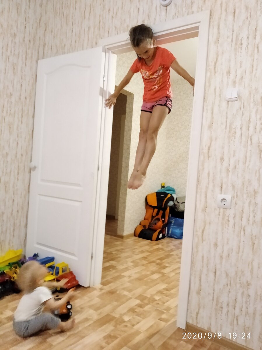 Моя дочь-гимнастка веселит своего младшего братишку.