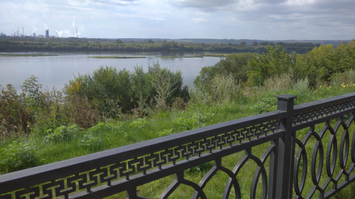 Вид с Набережной Кировского. Все чаще можно увидеть на фотосессиях в инстаграме именно наш парапет. Да и фотографы для фотосессий выбирают площадкой именно нашу набережную