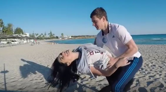 Это Православный футболист Дмитрий Тихий (справа) 