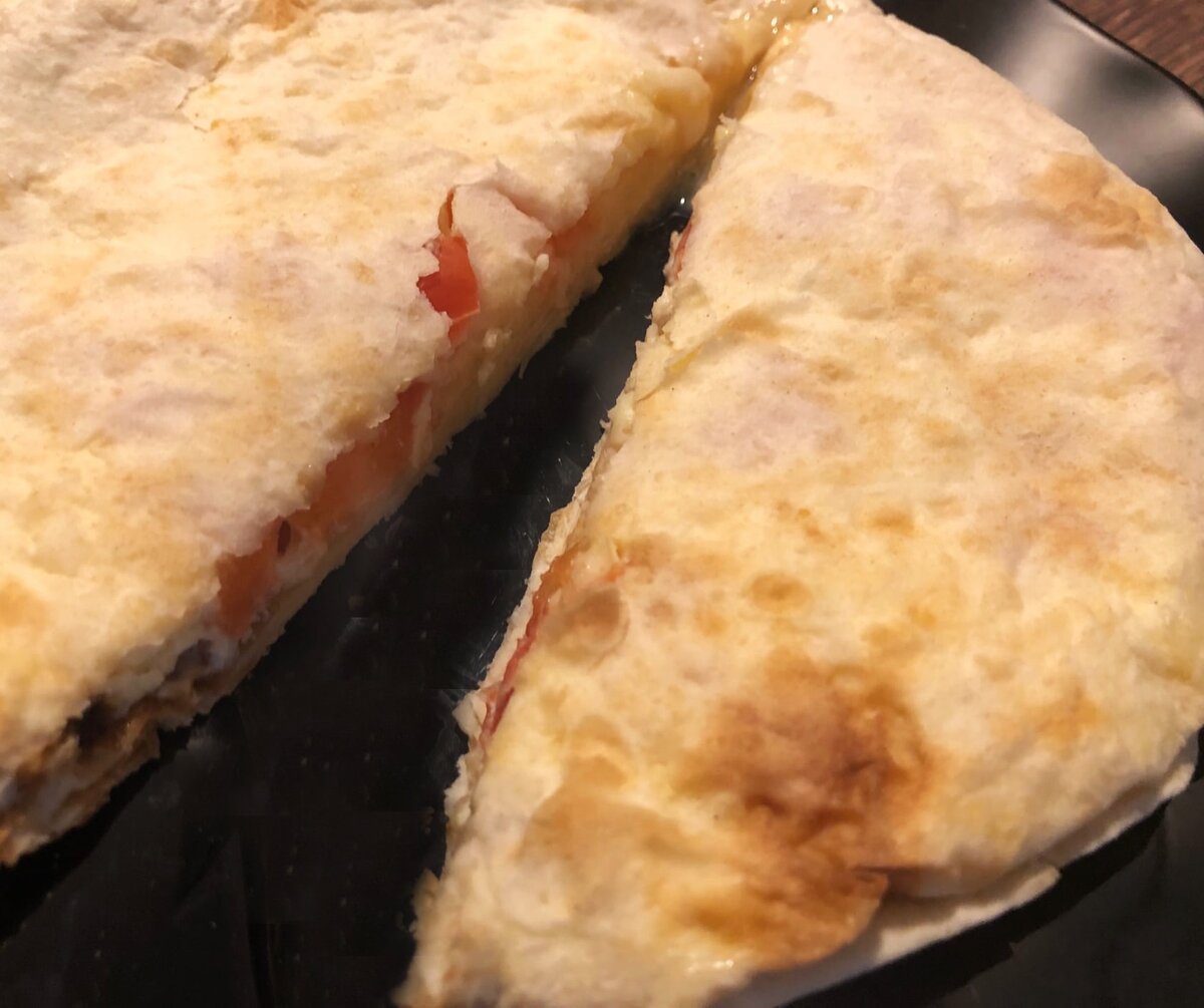 Омлет с сыром и помидорами в лаваше