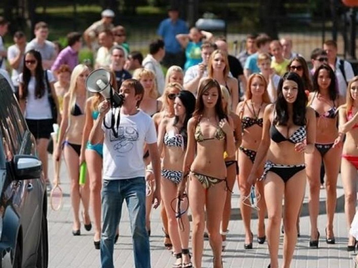 девушки на улицах россии. девушки ходят полуголые. катя кловер в шортиках. спортивные девушки. девушки ходят полуголые.