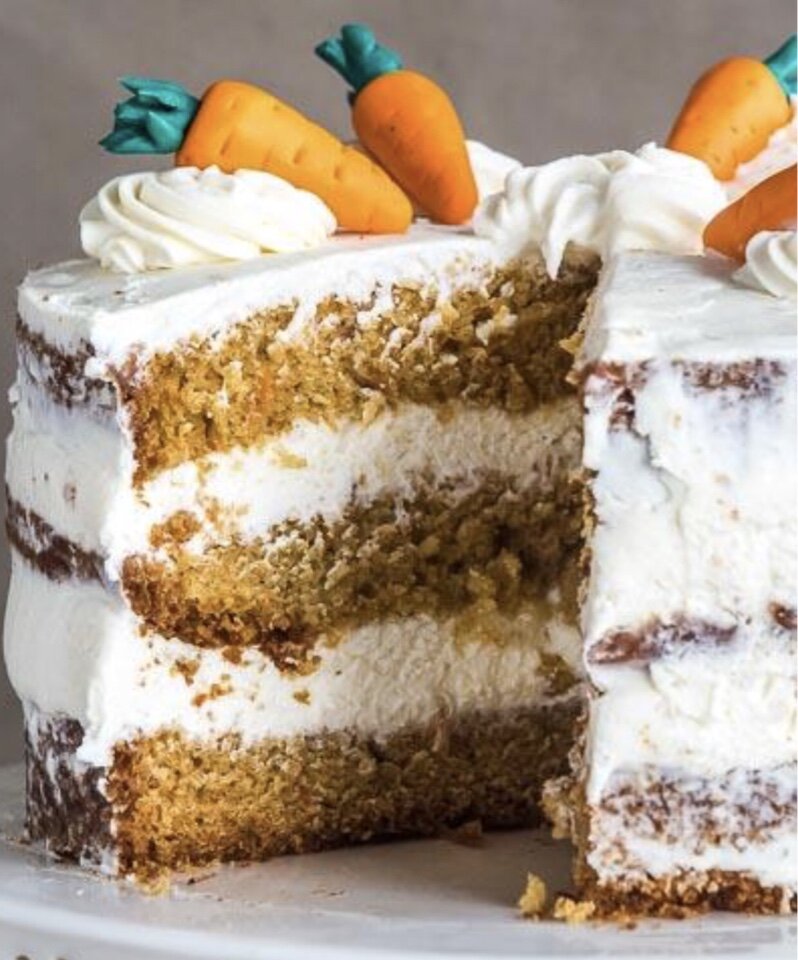 РЕЦЕПТ МОРКОВНОГО ТОРТА: Ингредиенты: Тесто: яйца куриные - 4 штуки, масло растительное без запаха - 200 мл, мука - 350 грамм, морковь сырая - 400 грамм, сахар тростниковый - 200 грамм, корица молотая - 1 чайная ложка, 1 апельсин, грецкие орехи - 200 грамм, сливочное масло - 2 столовые ложки, соль - 1/2 чайной ложки, разрыхлитель - 1 пакетик. Крем: сыр Маскарпоне - 250 грамм, сыр Филадельфия - 250 грамм, сахарная пудра - 200 грамм, сливочное масло - 100 грамм. 1) Орехи жарим на сухой сковороде до зарумянивания, потом сразу же горячими смешиваем со сливочным маслом и солью (количество указано в ингредиентах для теста) и ставим в холодильник остывать; 2) Смешать муку, сахар, корицу, разрыхрытель; 3) в отдельной миске смешать яйца, масло растительное, сок 1 апельсина; 4) соединить сухие ингредиенты для теста с жидкими и долго вымешивать. 5)  вымешенному тесту добавляем натертую на мелкой терке морковь (или измельченную в блендере) и остывшую смесь из орехов. Аккуратно все смешиваем. 6) в разогретую духовку ставим тесто, выложенное в форму. Можно сразу разделить на коржи, можно запечь одним коржом, а потом разделить. Если коржи маленькие и тонкие, то 20 минут на запекание. Если один корж толстый, то 50 минут на запекание. Проверяем готовность ножом. Как испечется, поставить корж остужать в прохладное место. 7) Готовим крем: Сначала взбиваем венчиком мягкое сливочное масло, потом к нему аккуратно добавляем сыры и сахарную пудру. Взбиваем вилкой или венчиком! НЕ МИКСЕРОМ! 8) Остывшие коржи покрываем кремом. Можно украсить торт апельсиновой цедрой. ПРИЯТНОГО АППЕТИТА!