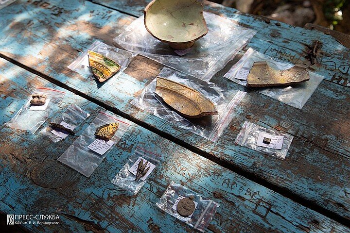 Археологам удалось найти фрагменты глазурованного поливного сосуда XII-XV вв. Фото: Пресс-служба КФУ 