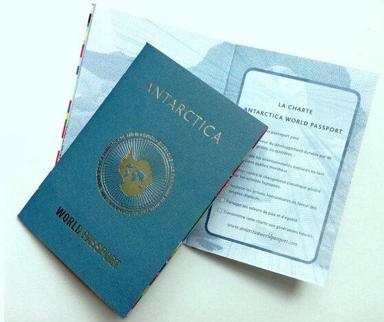 Паспорт гражданина Антарктиды образца 2008 года. В общей сложности выпущено 55 000 экземпляров. Фото с сайта:  https://uk.phaidon.com/