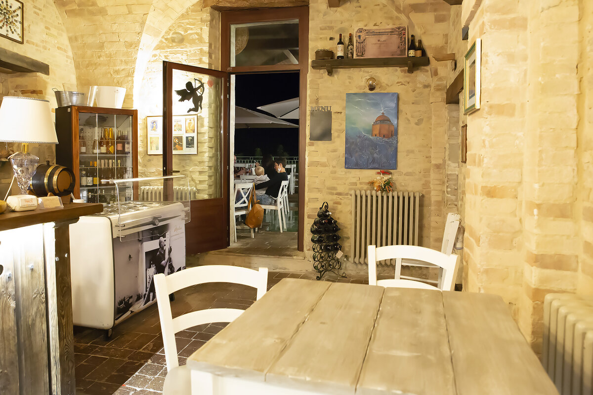 Слева барная стойка, отворот направо ведет в первый зал, прямо - места на улице