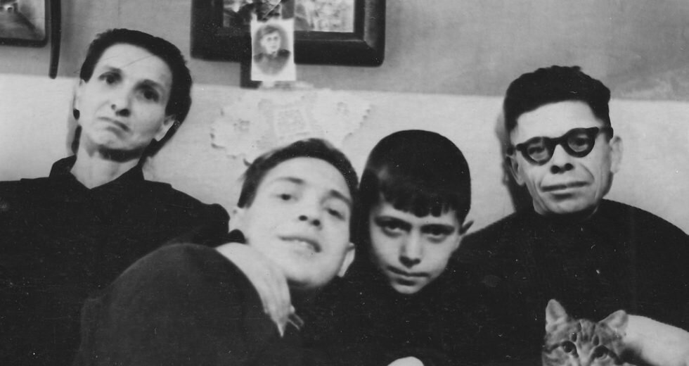 Через 10 лет после Победы. Семья Коровиных почти в полном составе. Справа мои дед и папа. На стене - фронтовой портрет деда, который, к сожалению, не сохранился