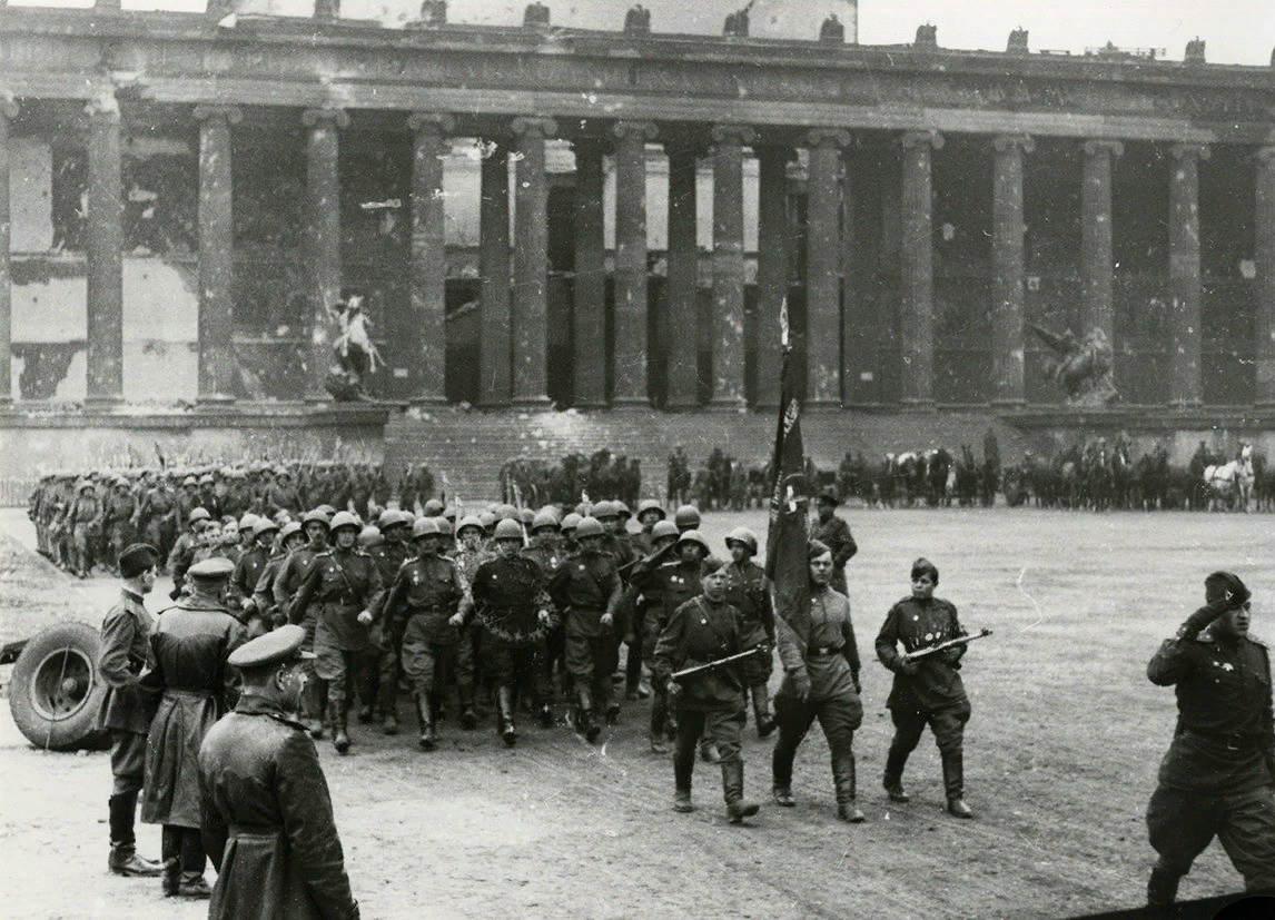 Москва берлин победа. Первый парад Победы в Берлине 4 мая 1945. Парад в Берлине 1945. Парад у Бранденбургских ворот 1945. Победа Берлин 1945.