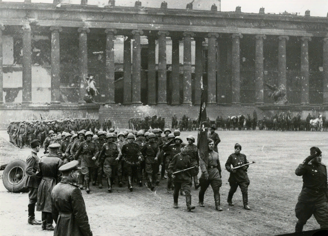 Взятие берлина парад победы. Первый парад Победы в Берлине 4 мая 1945. Парад Победы 4 мая 1945 в Берлине. Парад победителей 1945 в Берлине. Парад Победы 1945 Берлин май.