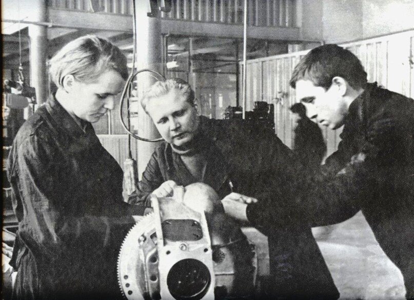 Сборка первого автомобильного мотора. 28 октября 1969 г.