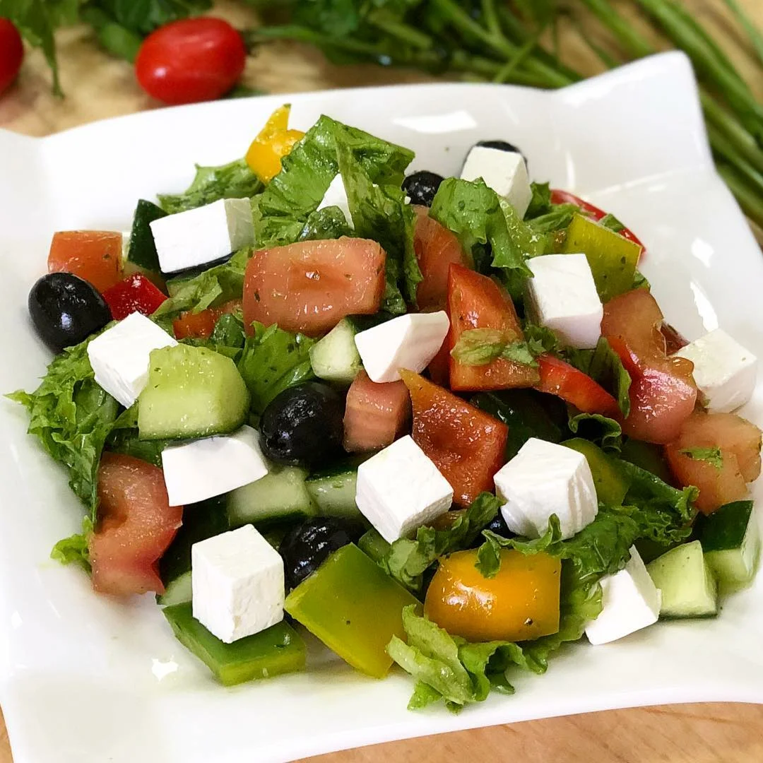 Салат греческий классический с фетаксой. Сыр для греческого салата фетакса. Греческий салат с сыром фетакса.