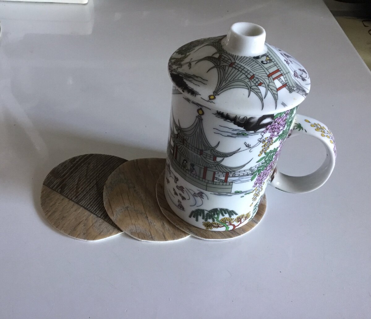 Подстаканники из остатков линолеума