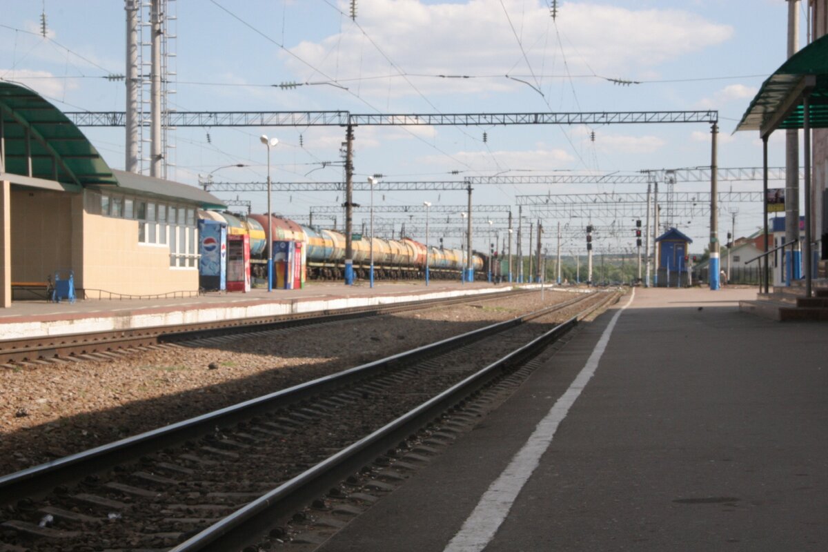 Низкие платформы, навес, цистерны да опоры контактной сети. Да, плохо, что в те далекие времена меня интересовали лишь общие виды, а не подвижной состав...