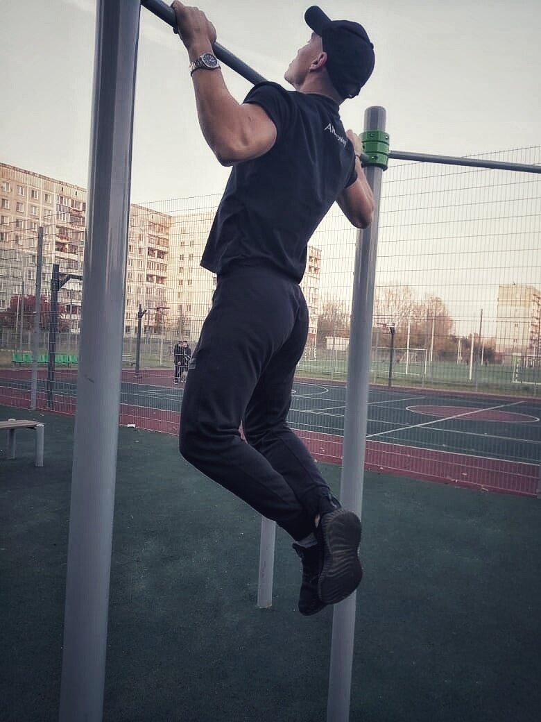 Подтягивания широким хватом 