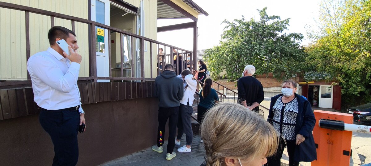 Подходим к месту . Очередь к регистрации