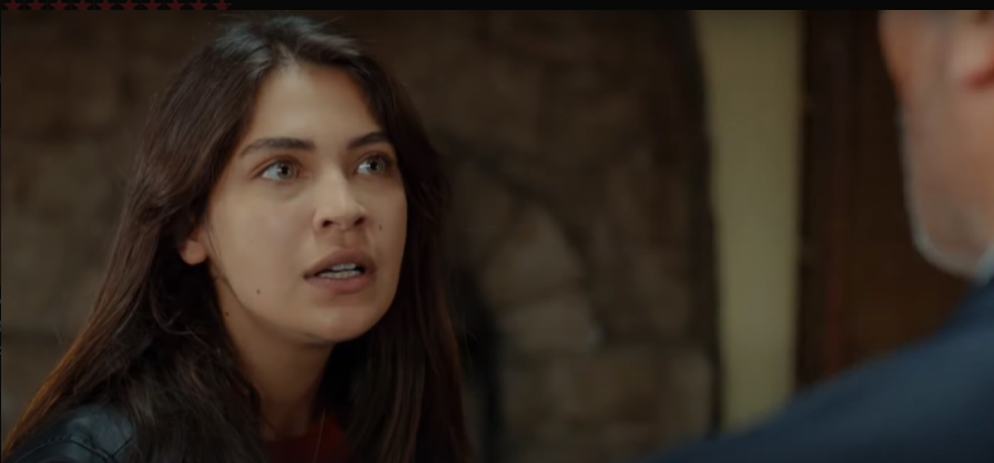 Дата выхода: 13 октября 2020
В 9 серии турецкого сериала «Плотина» Кемаль Бей сделал выгодное предложение Тарыку и если парень женится на его дочери, то Кемаль сделает Тарыка своим наследником. Назым не может вычеркнуть из своего сердца Нехир и он должен срочно с ней поговорить. Он больше не может оставаться в стороне и молча наблюдать, как Тарык сближается с Нехир. Назым предупреждал Тарыка, чтобы он не смел приближаться к Нехир и даже грозился убить его, но он не послушал. Но и Назым не смог сдержать своего слова, так как не хотел снова возвращаться в тюрьму. Сначала Назым решил написать письмо своей возлюбленной с того сайта, где они познакомились и в нем раскрыл всю правду. Когда Нехир его прочтет, остается лишь делом времени. Когда Назым набрался смелости и пришел к Нехир, то хотел сказать очень многое и в голове было столько мыслей, что девушке его очень сложно понять. Назыму пришлось силой завести Нехир в дом, а затем он решил ей рассказать все про Тарыка. Она должна знать, кто этот человек на самом деле и как вообще появился в ее жизни. Когда Нехир стала слушать Назыма, то сразу же вспомнила самую первую встречу с Тарыком. Теперь она все поняла, но не знает, что ей делать дальше. Она считает, что ее предали сразу два человека и теперь не может никому из них верить…
