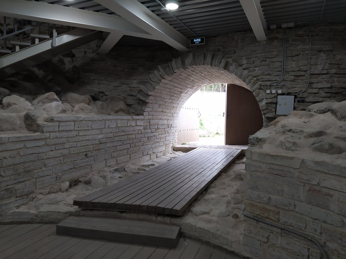 Вход в башню.