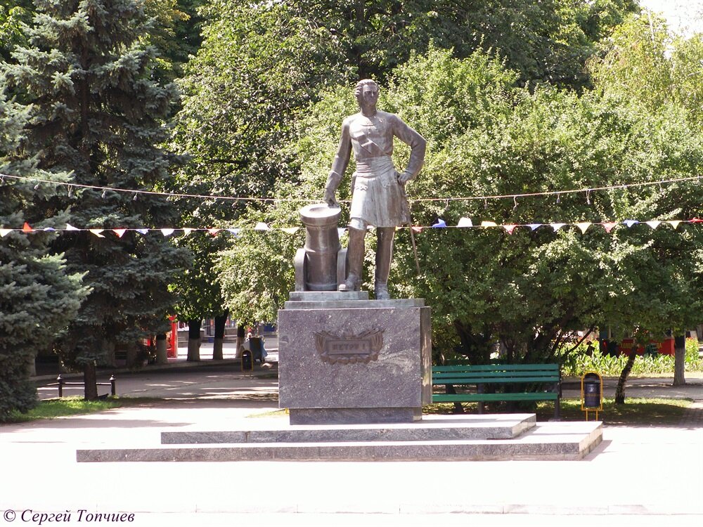 Фото: Памятник Петру ! в Азове