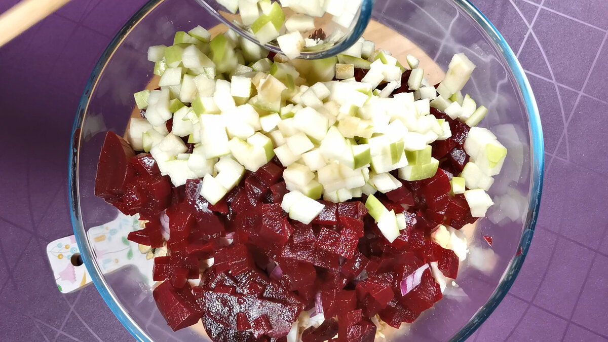 Салат с свеклой селедкой соленым огурцом. Салат с селёдкой и картофелем и свеклой. Салат норвежский с сельдью. Салат с красным луком. Салат со свеклой и яйцом.