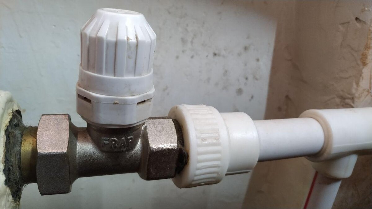 В большинстве домов на нынешний время ставят такие пластиковые трубы. Так как они долговечны, легко устанавливаются и у них приемлемая стоимость. 