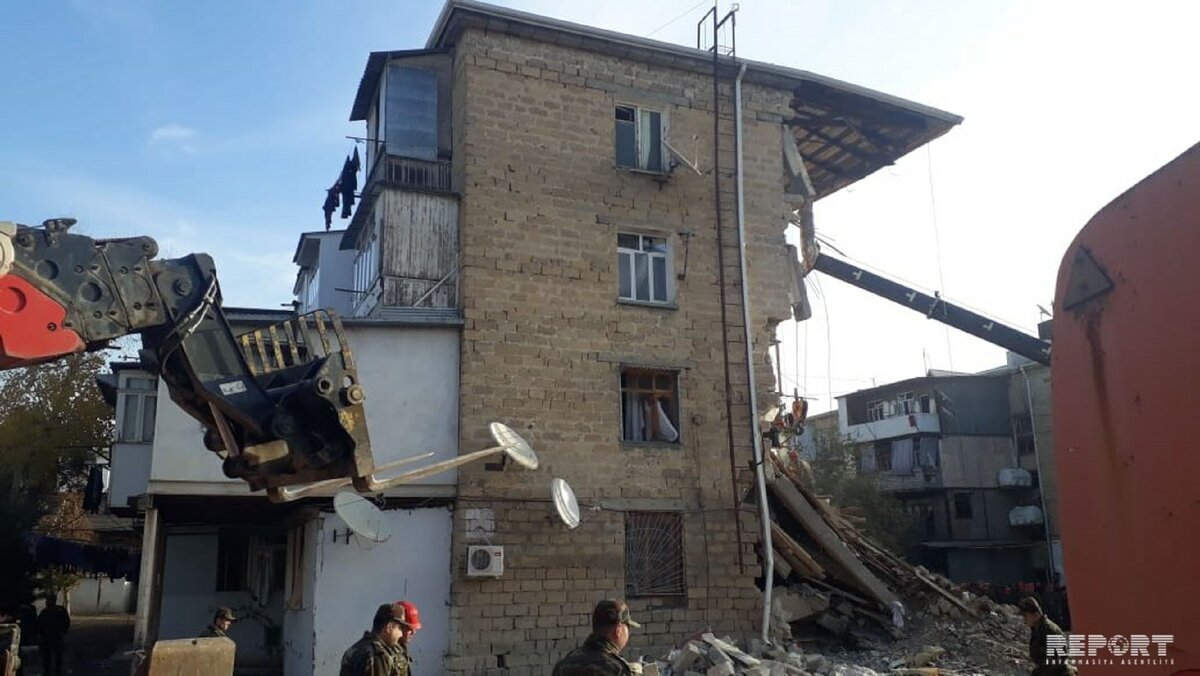 Четырёхэтажный дом в Гяндже, разрушенный во время ракетной атаки. Обратите внимание на самостийные прирезки к квартирам. Такие вот апгрейды наверняка добавляют опасности жителям квартир, а спасателям - работу. Фото с сайта teleqraf.com