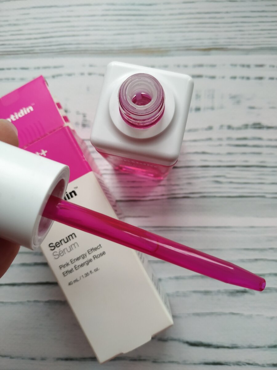 Пипетка выдаст столько сыворотки, сколько вам нужно. Для лица и шеи достаточно чуть более половины пипетки.