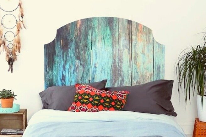 Деревянное изголовье кровати