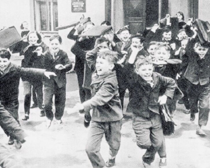 Советские школьники.