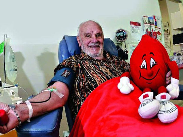 Джеймс Харрисон в очередной раз сдаёт кровь