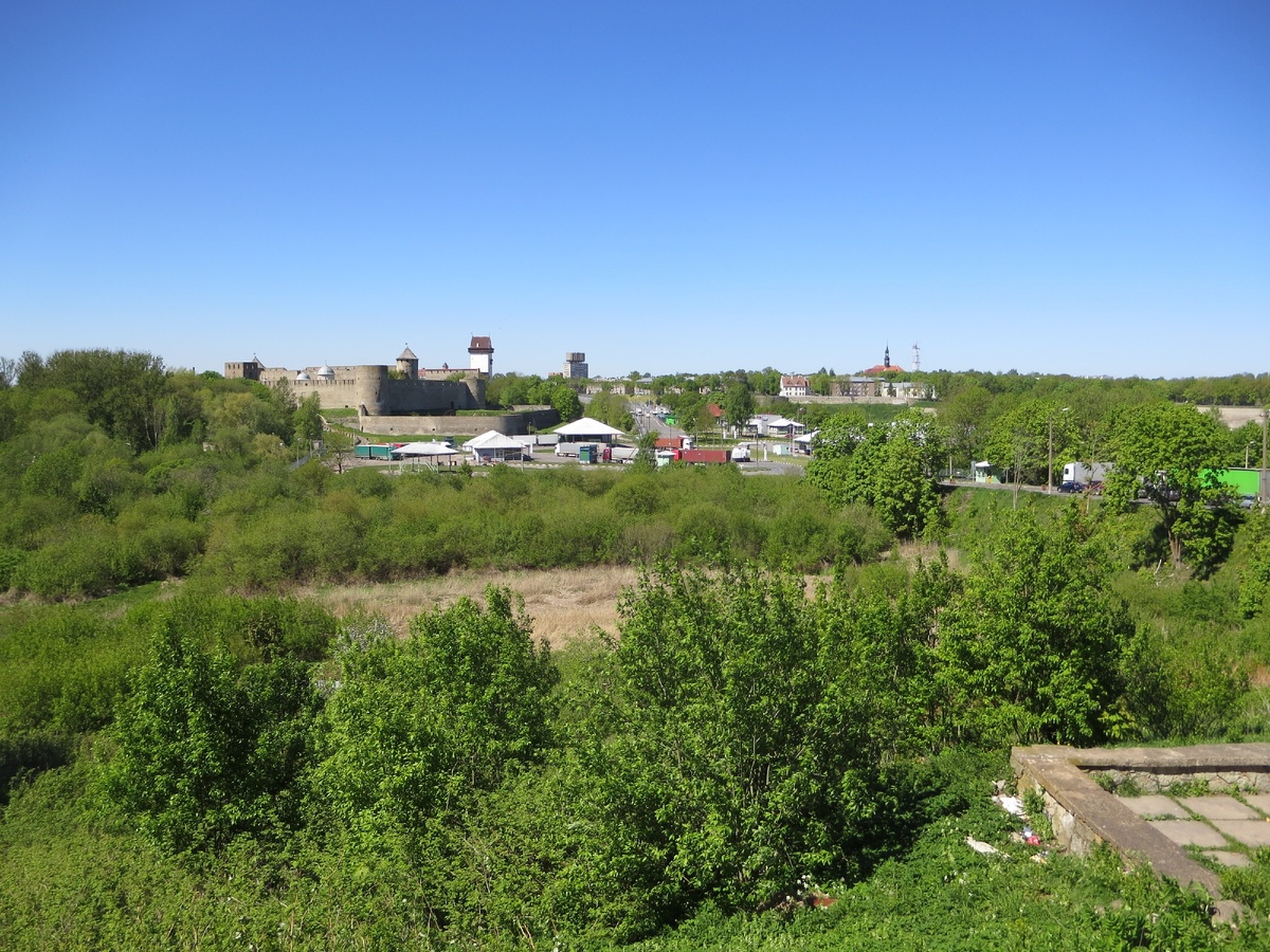 вид на Эстонию с российской стороны через Ивангородскую крепость